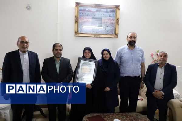 دیدار معاون سیاسی، امنیتی و اجتماعی استاندار یزد، با خانواده‌های شهدای معلم