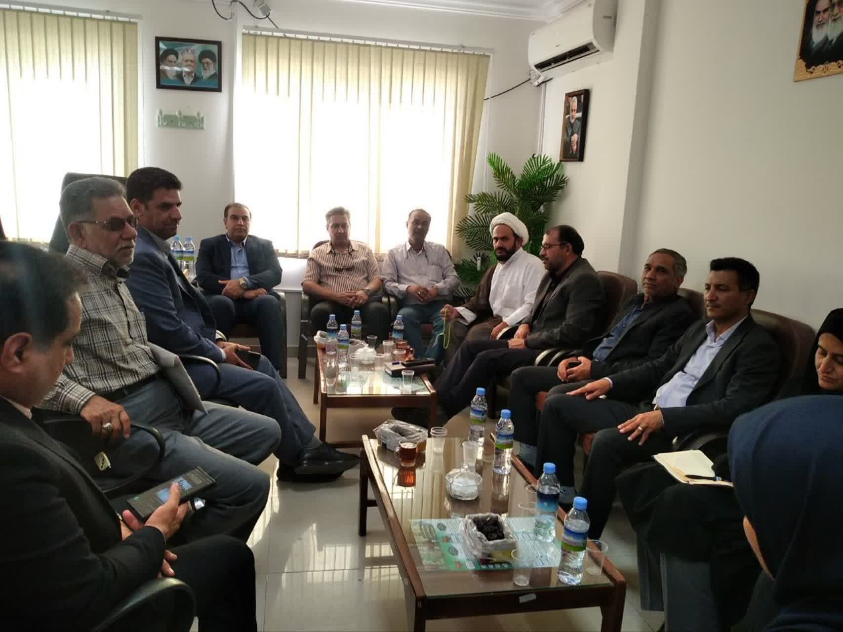 بازدید کارشناسان حفظ نباتات کشور و استان از دهبکری برای بررسی خسارت مگس میوه مدیترانه‌ای