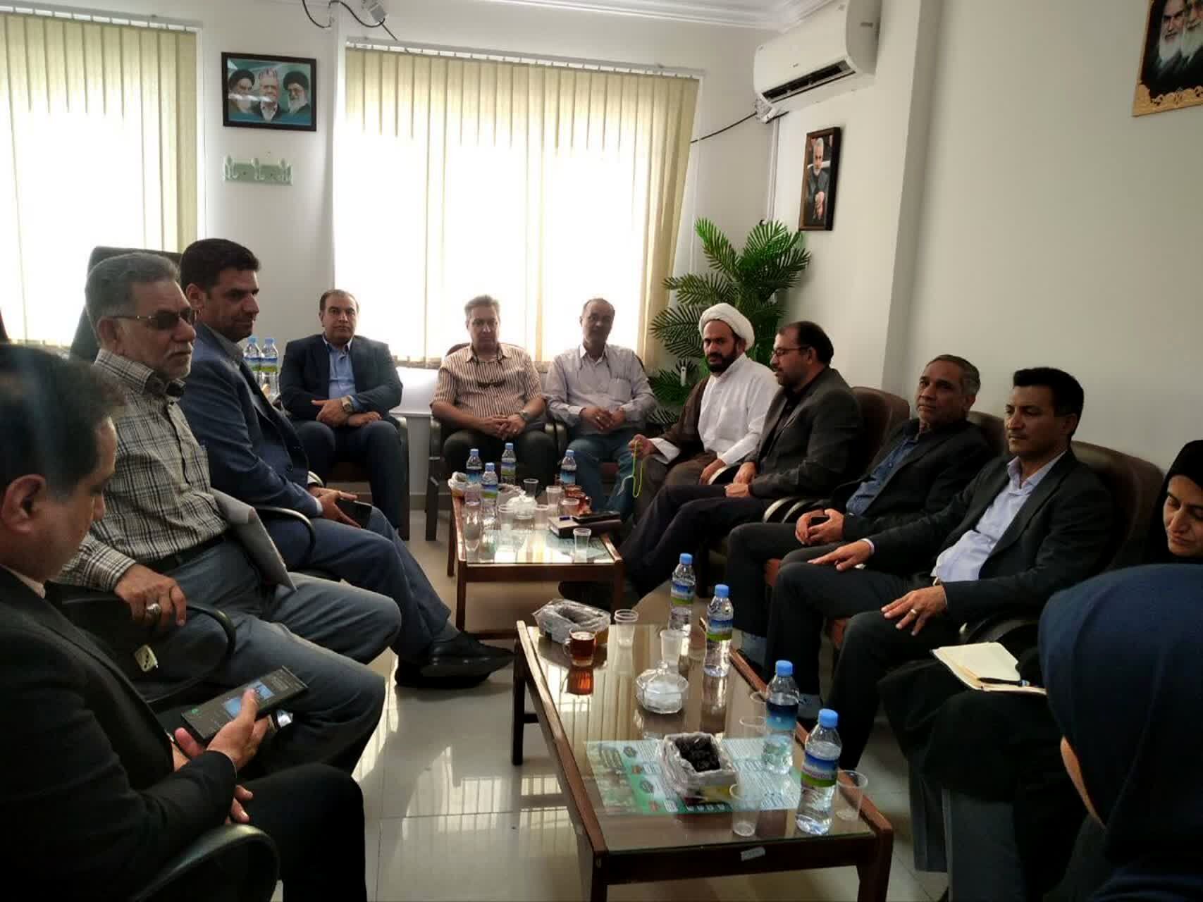 بازدید کارشناسان حفظ نباتات کشور و استان از دهبکری برای بررسی خسارت مگس میوه مدیترانه‌ای