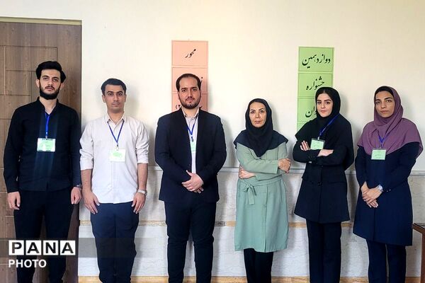 رقابت نخبگان جوان زبان خارجی در دبیرستان فرهنگ