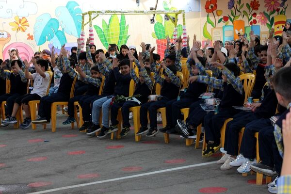جشن شکوفه‌ها در دبستان منوچهر رزاقی ناحیه۳ مشهد