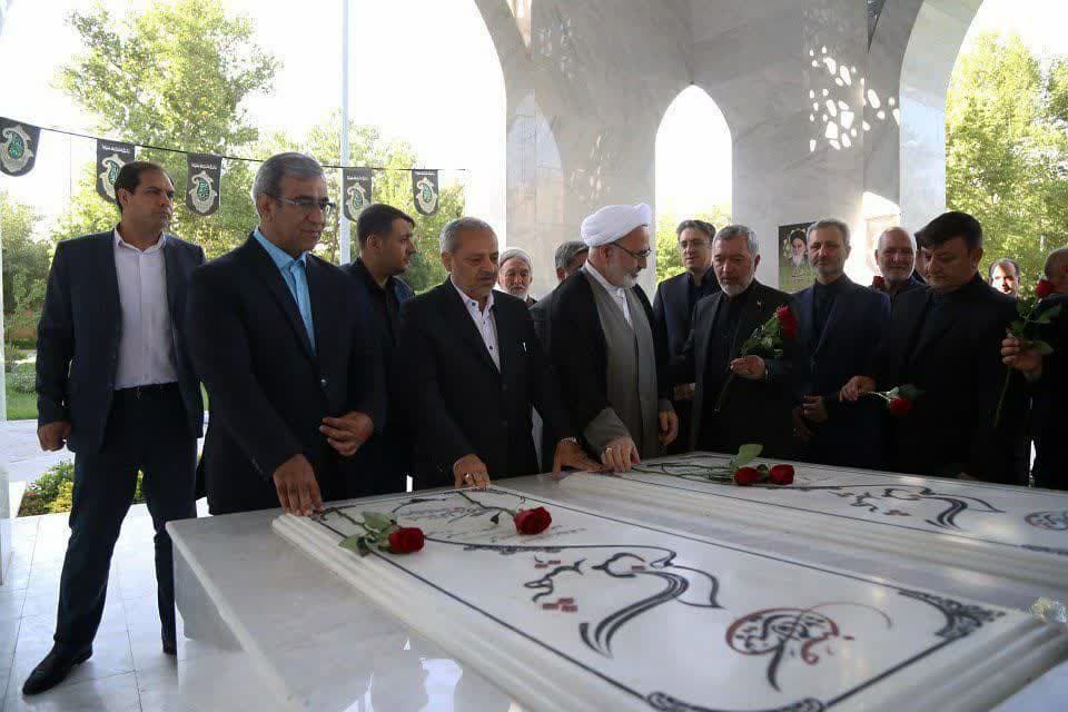 ادای احترام وزیر آموزش و پرورش به مقام شامخ شهدا