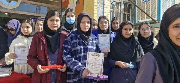 تجلیل از دانش آموزان برتر دبیرستان تاجیک بهارستان‌۲