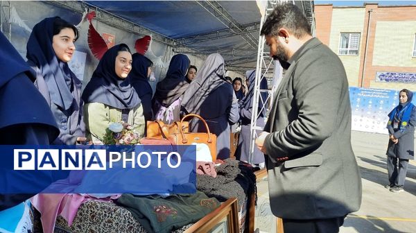 اولین نمایشگاه ماها در دبیرستان فرزانگان ۲ دوره دوم ناحیه ۷ مشهد