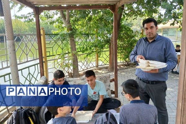 حضور دانش‌آموزان ناحیه 2 شهرری در اردوی باغ موزه دفاع مقدس و فرهنگسرای ولا