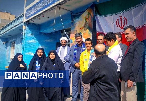 رونمایی از کتاب «روحانی که روحانی نیست» در دبیرستان باقریه