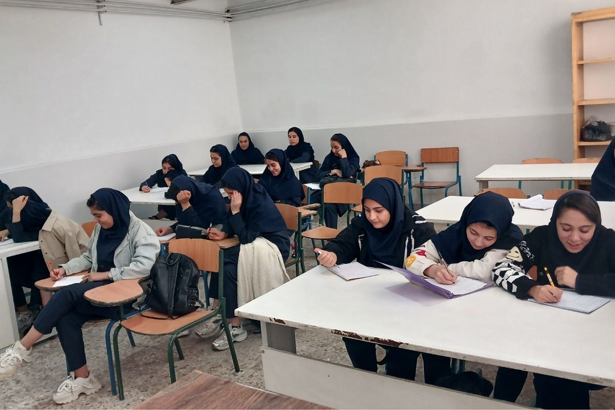 عکس یادگاری کلاس یازدهم تصویرسازی مدرسه کارآفرینان بهارستان دو 