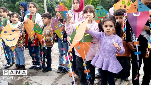 آسمانِ پارک فرهنگیان بناب زیر باران بادبادک‌های رنگی