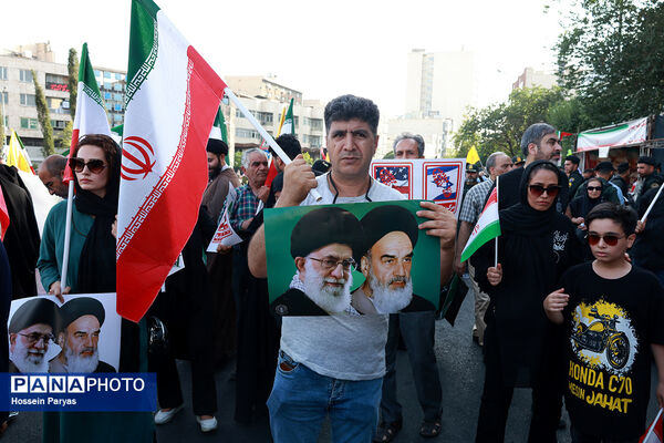 تجمع مردمی بشارت فتح در میدان انقلاب