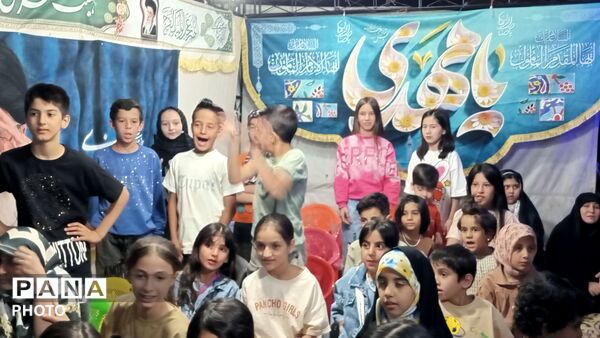 تجمع مردم شهر فردوسیه در دهه امامت در کنار شهدای گمنام