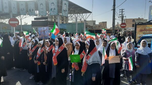 راهپیمایی پرشور دانش آموزان ساوجی در یوم الله ۱۳ آبان