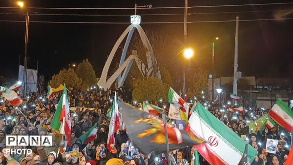 حضور با شکوه قشرهای مختلف مردم دلفان در پانزدهمین اجتماع شبانه در میدان امام خمینی(ره)