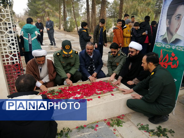 غبارروبی مزار دانش‌آموز شهید «حیدر رضایی» در قم