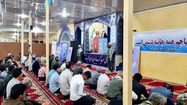تجمع نمازگزاران نماز جمعه قشم در روز خشم و نصر