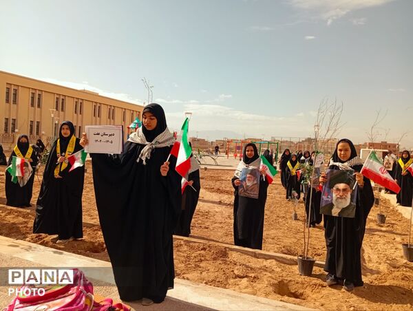 دانش‌آموزان دبیرستان عفت در کاشت ۱۰۰۰ درخت شریک شدند