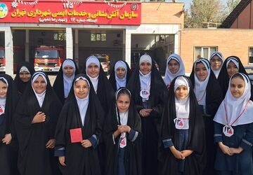 بازدید دانش‌آموزان مدرسه وحید کیهانی ناحیه یک شهرری از سازمان آتش‌نشانی دولت آباد همزمان با روز آتش‌نشانی