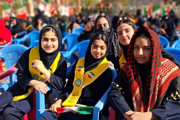 طنین زنگ انقلاب در مدرسه فرزانگان شهرستان باشت