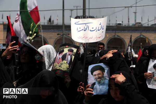 آخرین وداع با قائد شهید: پیکر مطهر آیت‌الله سیدعلی‌خامنه‌ای در میان سیل عاشقان به مصلی تهران رسید 