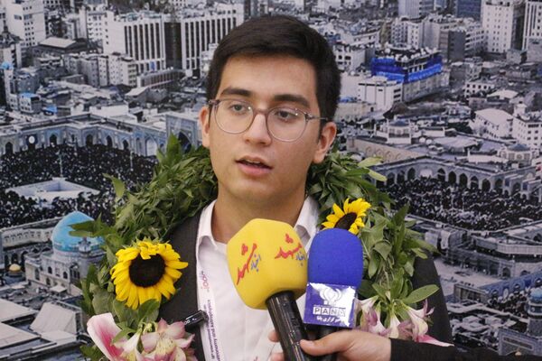 استقبال پرشور از دانش‌آموز مشهدی قهرمان المپیاد جهانی نجوم و اخترفیزیک