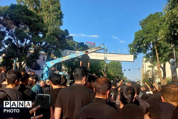 دسته عزاداران تهرانی به مناسبت شهادت امام حسین (ع)