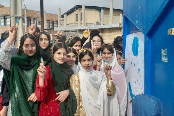 مردم شهرستان خانمیرزا در راهپیمایی ۲۲ بهمن وحدت را به نمایش گذاشتند