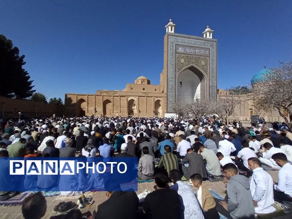 اقامه نماز عید فطر با حضور گسترده مردم اهل سنت تربت جام