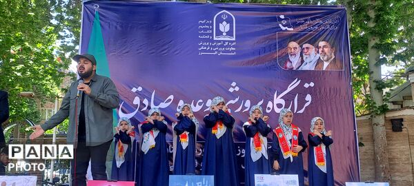 خروش جوانان در مصلی کرج با اجرای سرود و رجزخوانی  دانش‌آموزان در آیین پاسداشت میهن