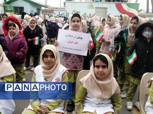 دانش‌آموزان و مسئولین شهرستان ملارد، در روز درختکاری جوانه‌های امید را به زمین هدیه دادند