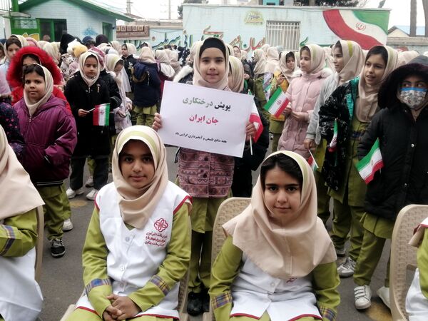 دانش‌آموزان و مسئولین شهرستان ملارد، در روز درختکاری جوانه‌های امید را به زمین هدیه دادند