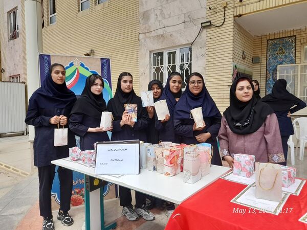 تجلیل از برگزیدگان دبیرستان ۱۵ خرداد 