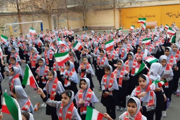 جشن پیروری انقلاب اسلامی در دبستان شهید آقچه‌لو رباط‌کریم