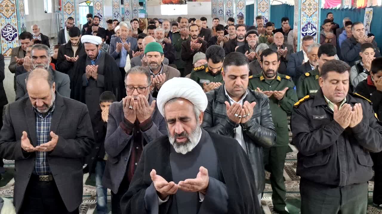 حضور پرشور دانش‌آموزان در مراسم عبادی - سیاسی نماز جمعه شهرستان مروست