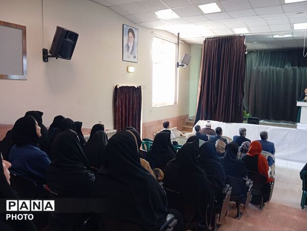  جلسه انجمن اولیا در دبیرستان نمونه اندیشه