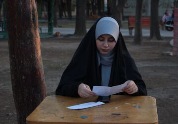 غم که می آید، او نزدیک‌تر میشود