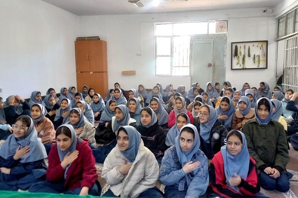 دانش‌آموزان دبیرستان حاج رحمت‌اله شیروانی در سوگ حضرت فاطمه زهرا(س)