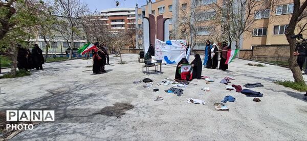 نمایش دانش‌آموزان دختر در سوگ شهدای میناب
