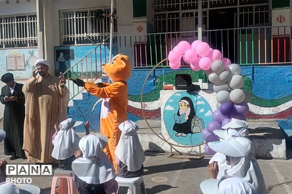 نمایش شاد کودکانه با حضور «عمو اخوان» در دبستان بنت‌الهدی فیروزکوه