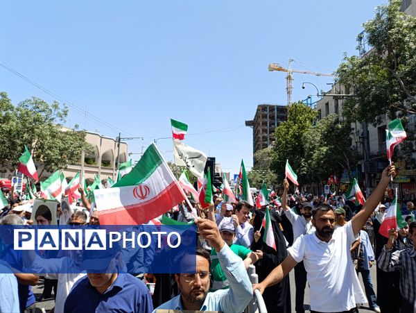 راهپیمایی جمعه خشم و نصر با حضور پرشور مشهد مقدس برگزار شد