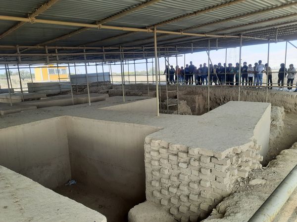 بازدید دانش‌آموزان دبیرستان نمونه دولتی پژوهش آشخانه از محوطه تاریخی ریوی