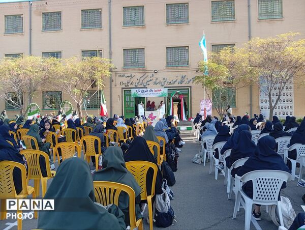 نواخته شدن زنگ آغاز سال تحصیلی در دبیرستان نمونه وکیلی ۱۰