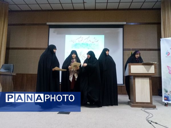 همایش‌مادران‌قهرمان‌پرور‌ در‌ سالن‌‌ باقرالعلوم‌ شهرستان قدس