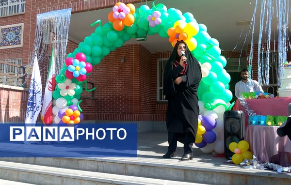 برگزاری جشن شکوفه ها در دبستان حاج تقی احدیان ناحیه ۶ مشهد