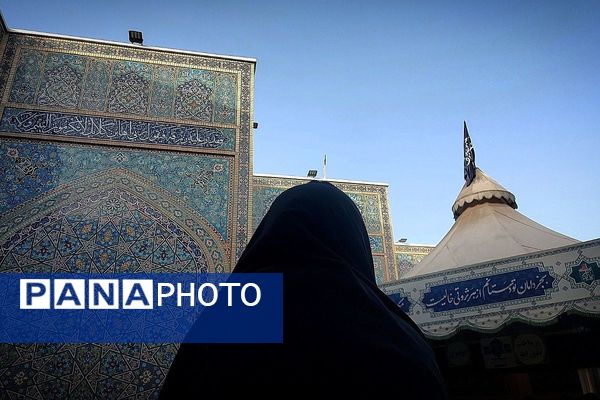 پرچم‌های عزا بر فراز حرم امام رضا(ع)