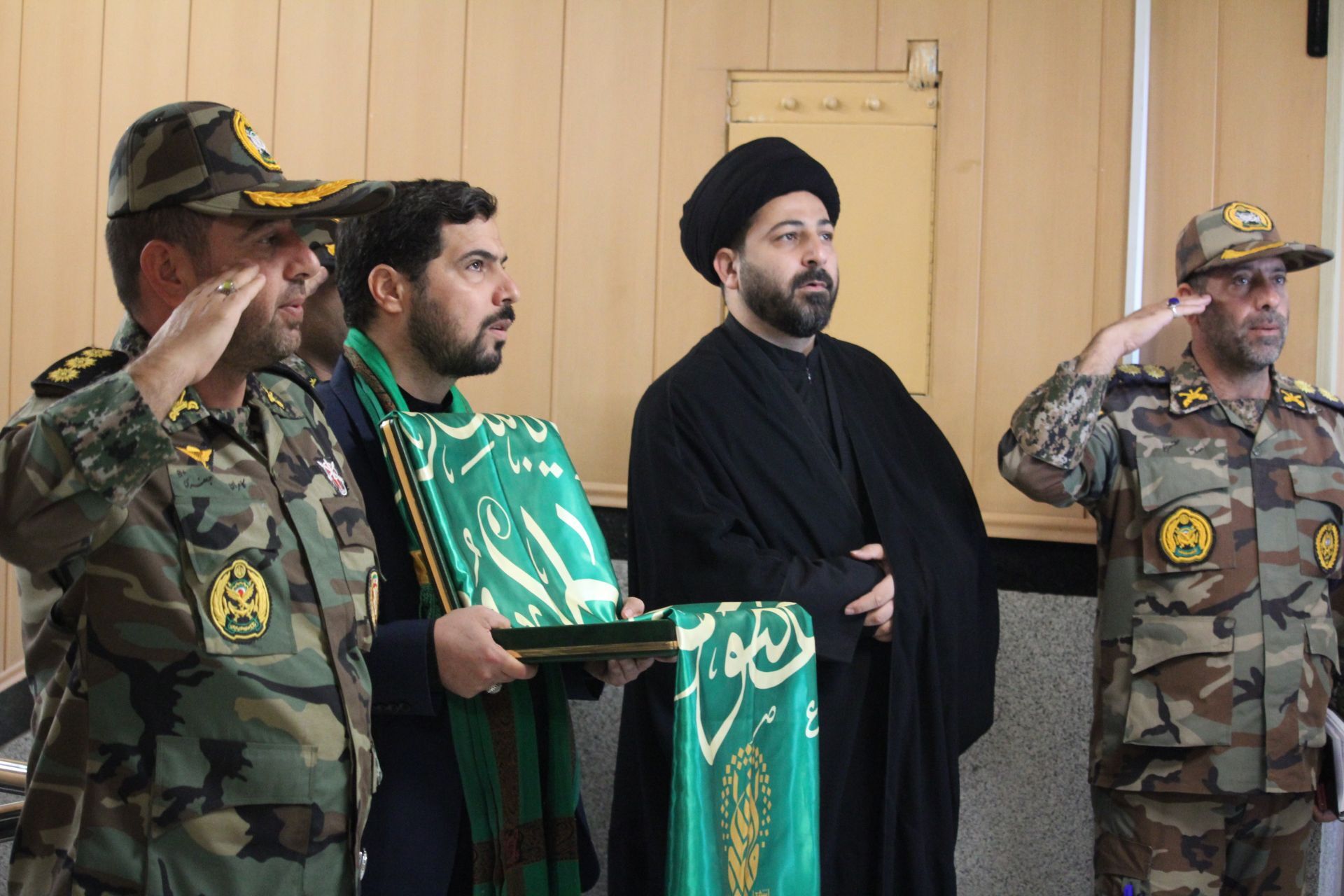 حضور خادمان حرم حضرت معصومه(س) همراه پرچم متبرک در پادگان قهرمان