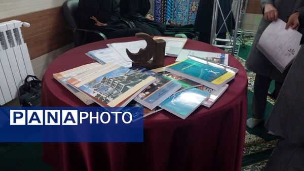 نواختن زنگ پژوهش در دبیرستان خاندان قفلی ناحیه ۷