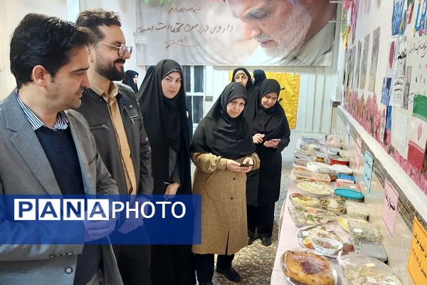 افتتاحیه نمایشگاه «مدرسه انقلاب» در مدرسه شهید شرافت بهارستان‌دو