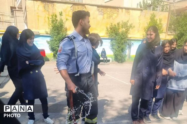 مانور آتش‌نشانی در دبیرستان شهیده بنت‌الهدی صدر
