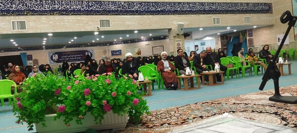 تقدیر از دانش‌آموزان برگزیده ناحیه چهار قم در جشنواره «فردا»