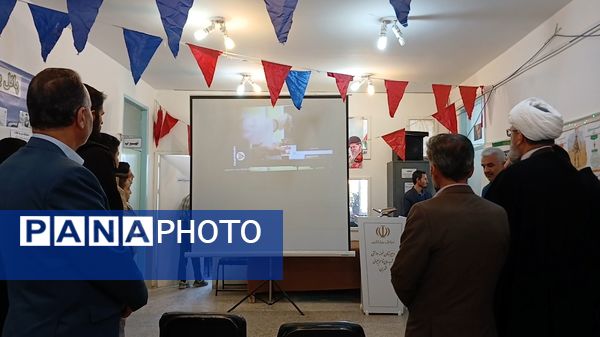 افتتاحیه نمایشگاه مدرسه انقلاب در دبیرستان شهید سلیمانی