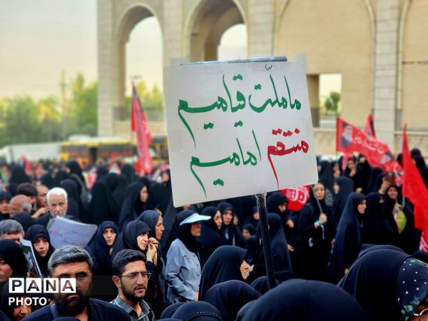 روایت قاب‌هایی از دریای دلدادگی؛ اجتماع عزاداران تهرانی در آیین بزرگداشت رهبر شهید